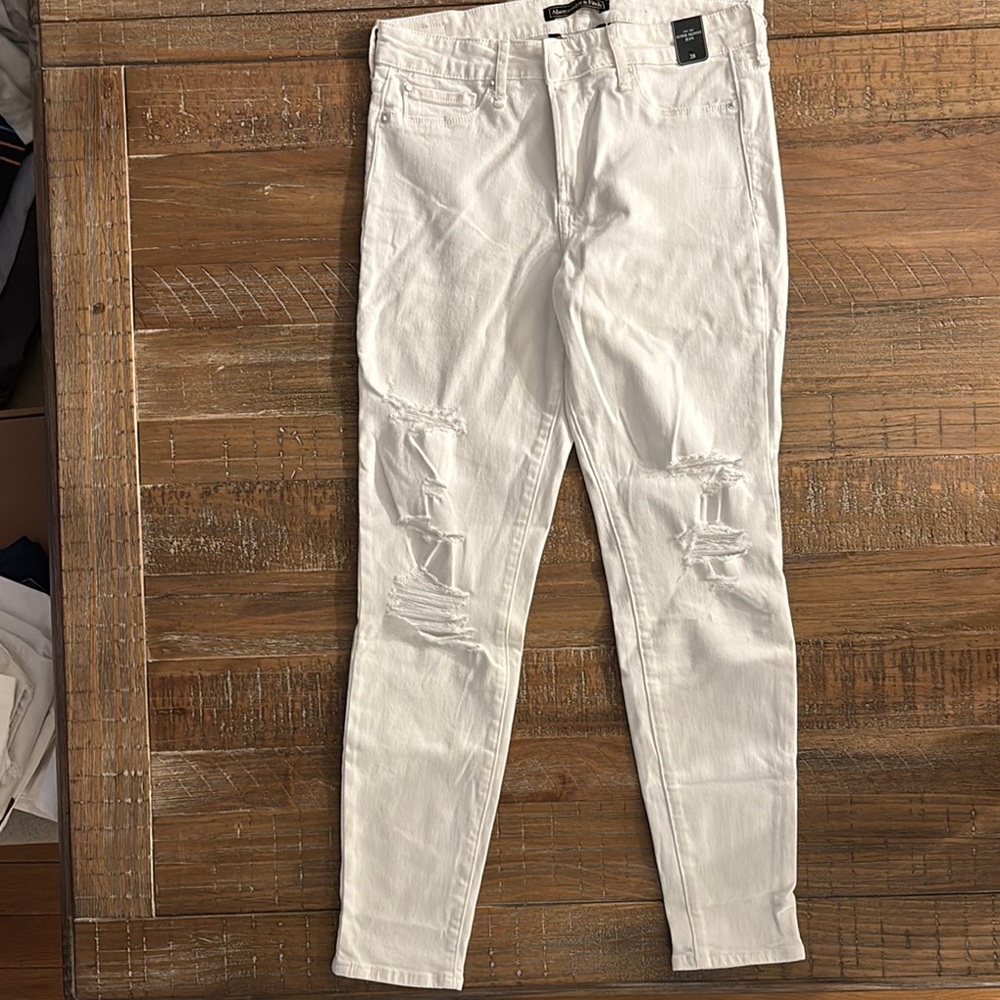 Abercrombie & Fitch White Distressed Denim NWT Size 28